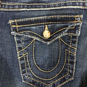 Trues joeys soooo cute and y2k